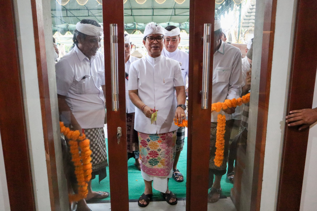 Sekda Adi Arnawa Hadiri Melaspas dan Mendem Pedagingan Kantor Perbekel Mengwi